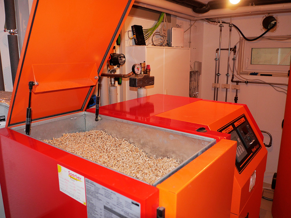 Palletheizung2 bei Eltec Brückl GmbH in Lauter-Bernsbach